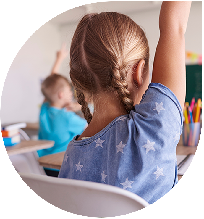 enfant en classe qui lève le bras